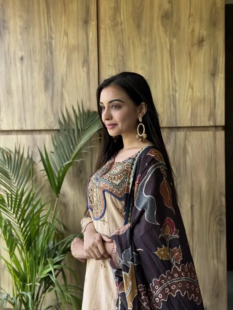 Close-up view — Cream Muslin Kurta Set
