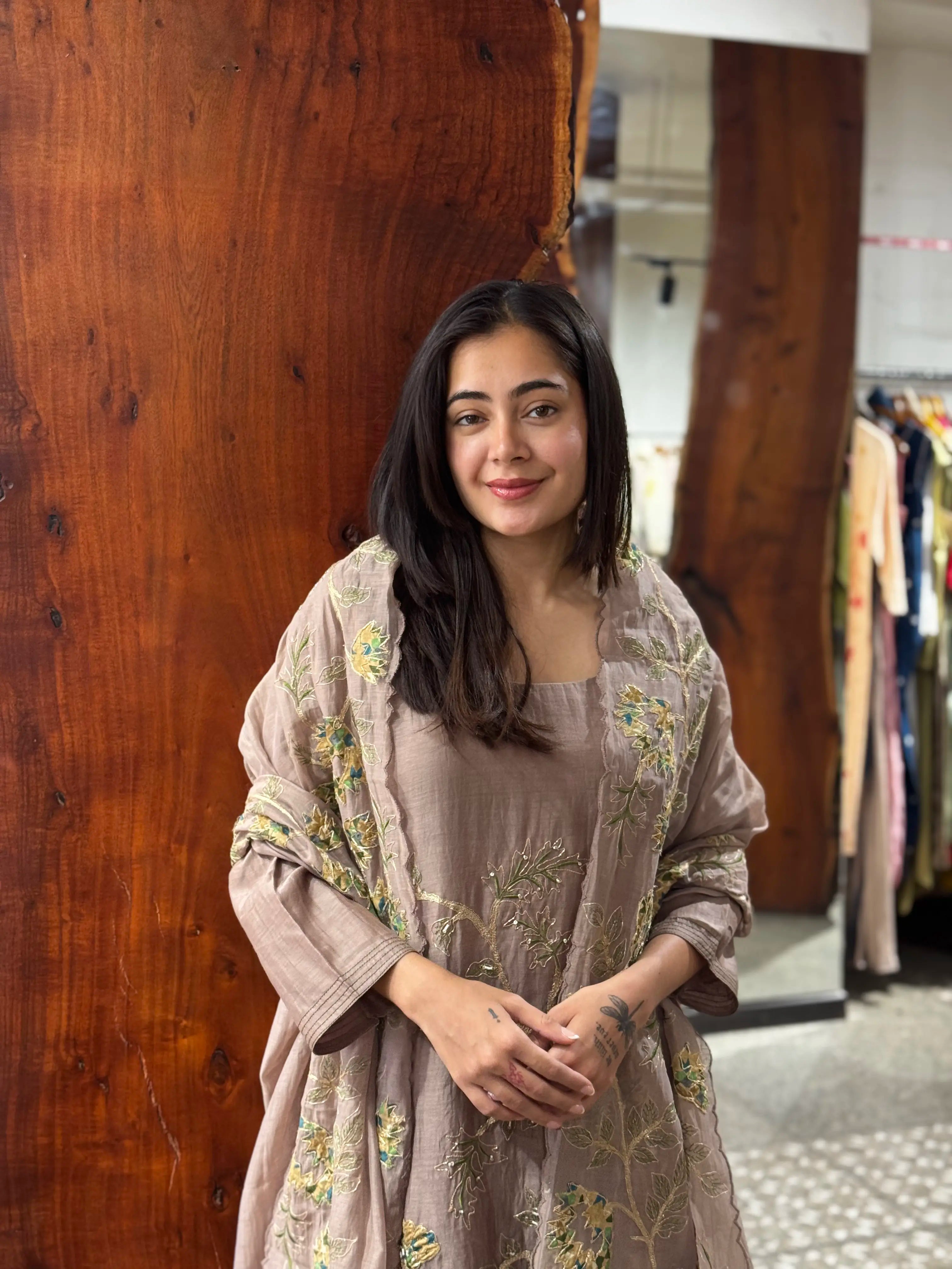 Side drape and silhouette view of woody kurta set — Woody Kurta Set